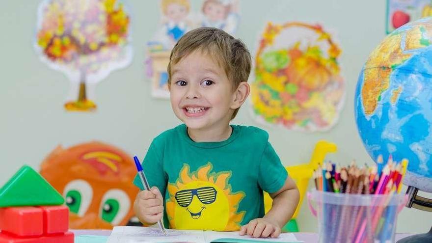 Un niño pintando en un aula.