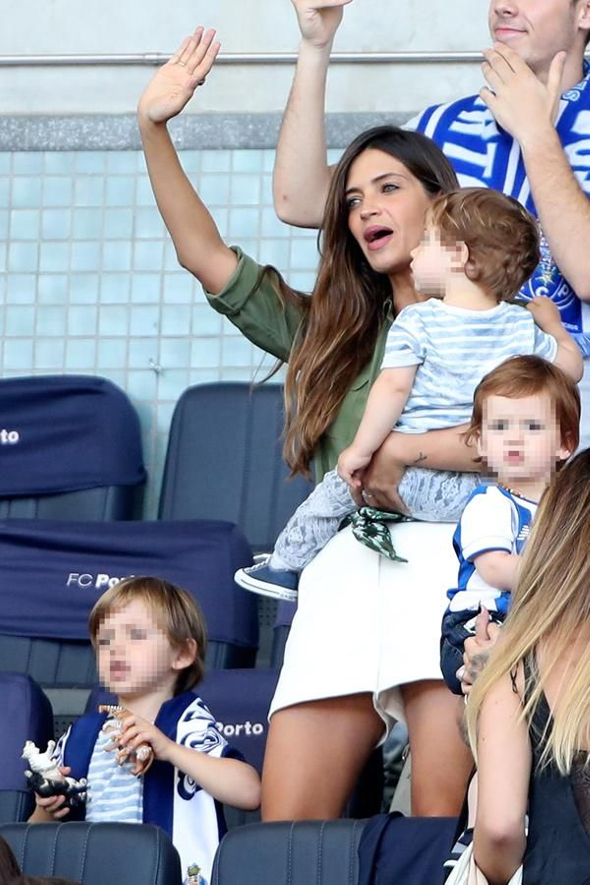 Sara Carbonero y sus hijos animan a Iker Casillas