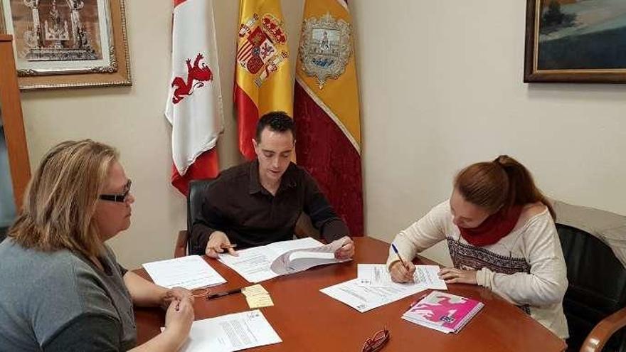 Representante de Arlafolk (derecha) en la firma del convenio con el alcalde.