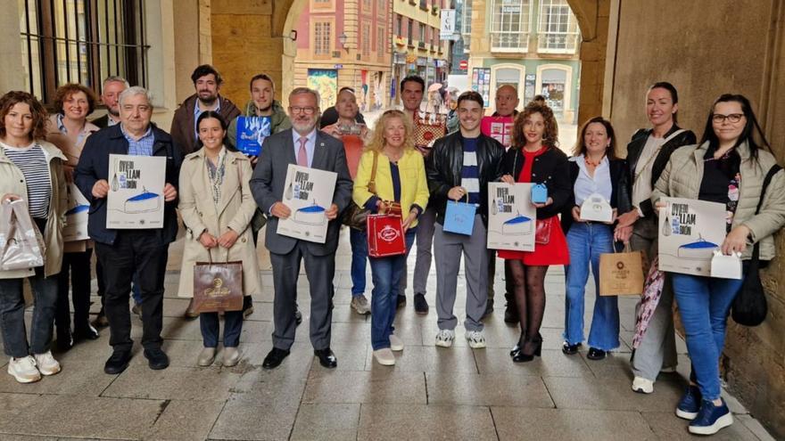 Los confiteros participantes en «Oviedo Llambión», posando con el concejal de Turismo, Alfredo García Quintana, ayer, junto al Ayuntamiento. | L. . B.