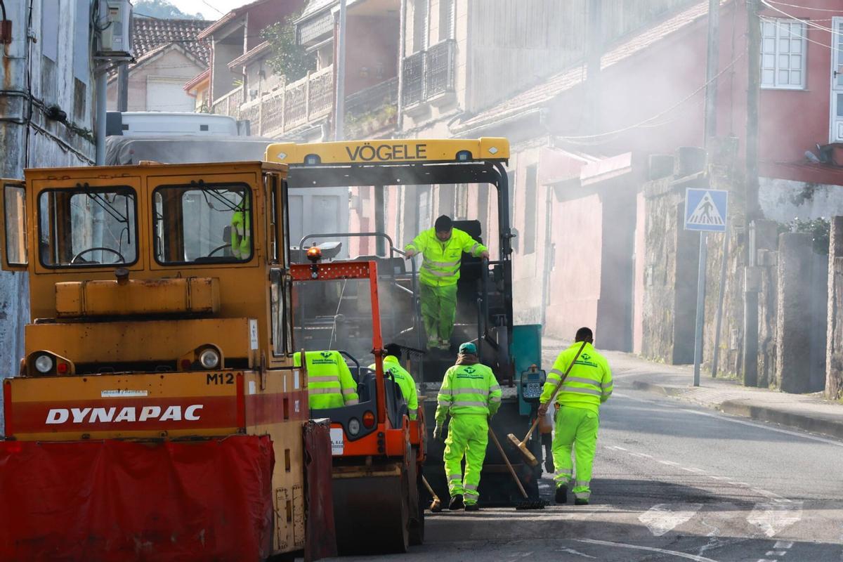 Reparación de carreteras dañadas por los temporales en la comarca, esta mañana.