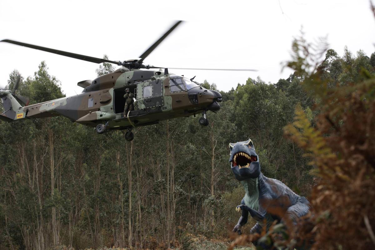 La llegada del helicóptero al MUJA.