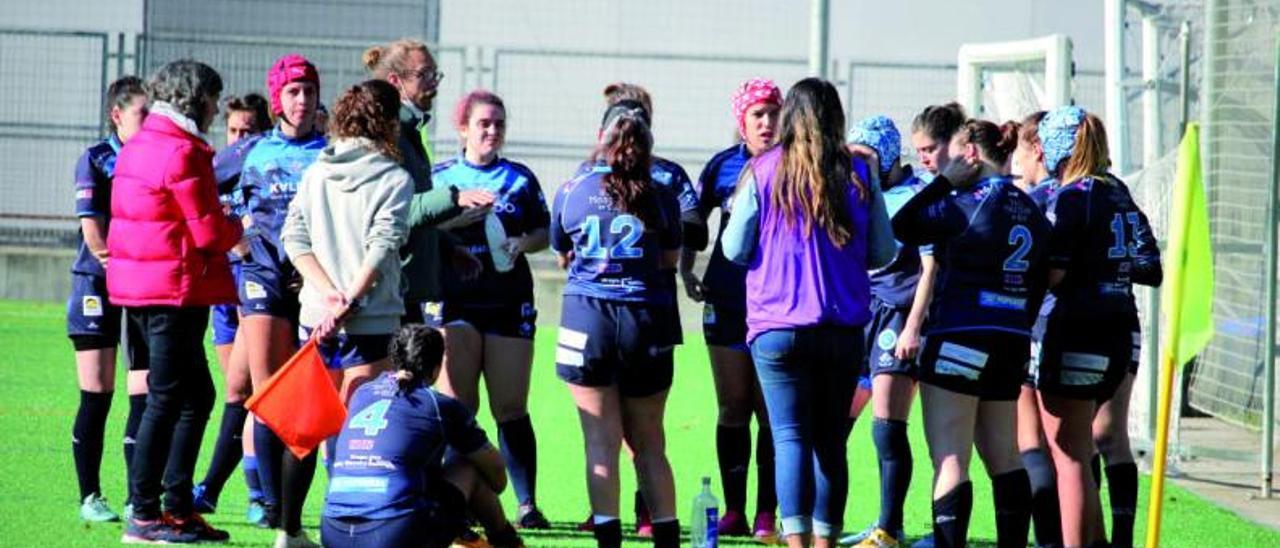 Joaquín Maguna habla con las jugadoras del equipo femenino del Vigo RC.