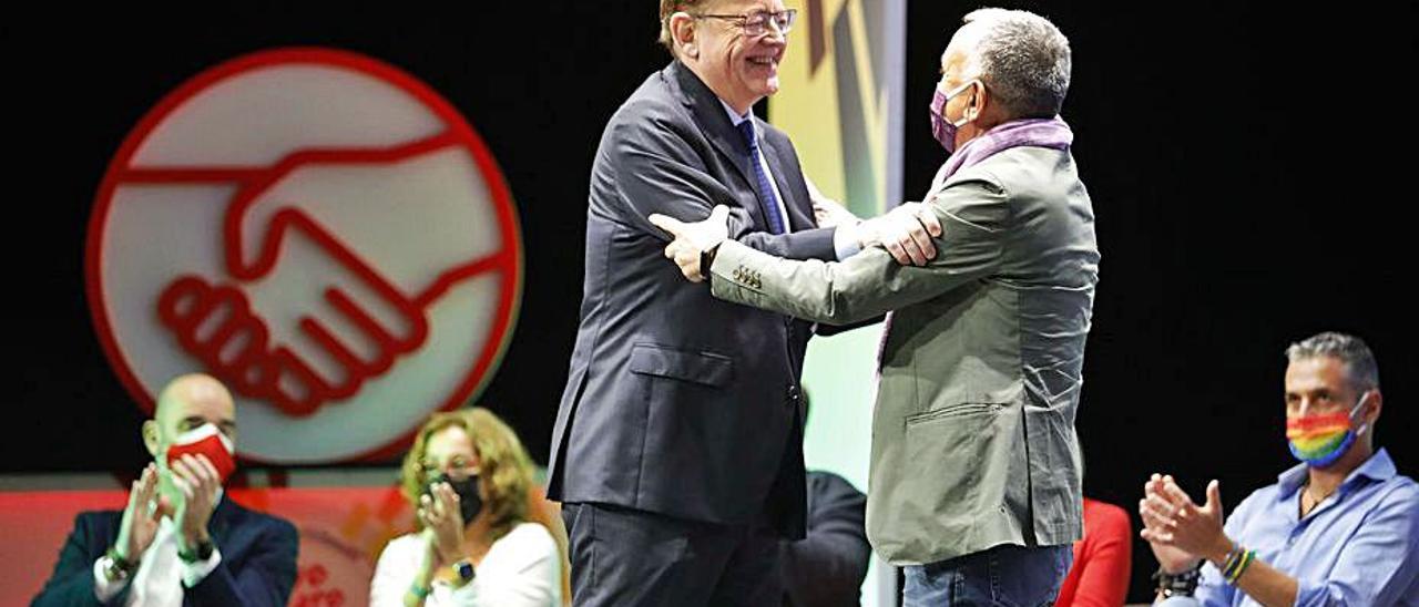 Ximo Puig y Pepe Álvarez se saludan. | M.A. MONTESINOS
