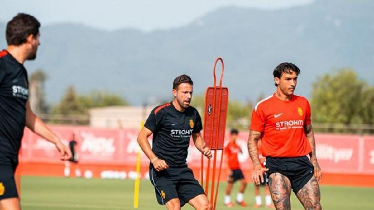 Luis García observa a Antonio Sánchez durante una sesión en Son Bibiloni.