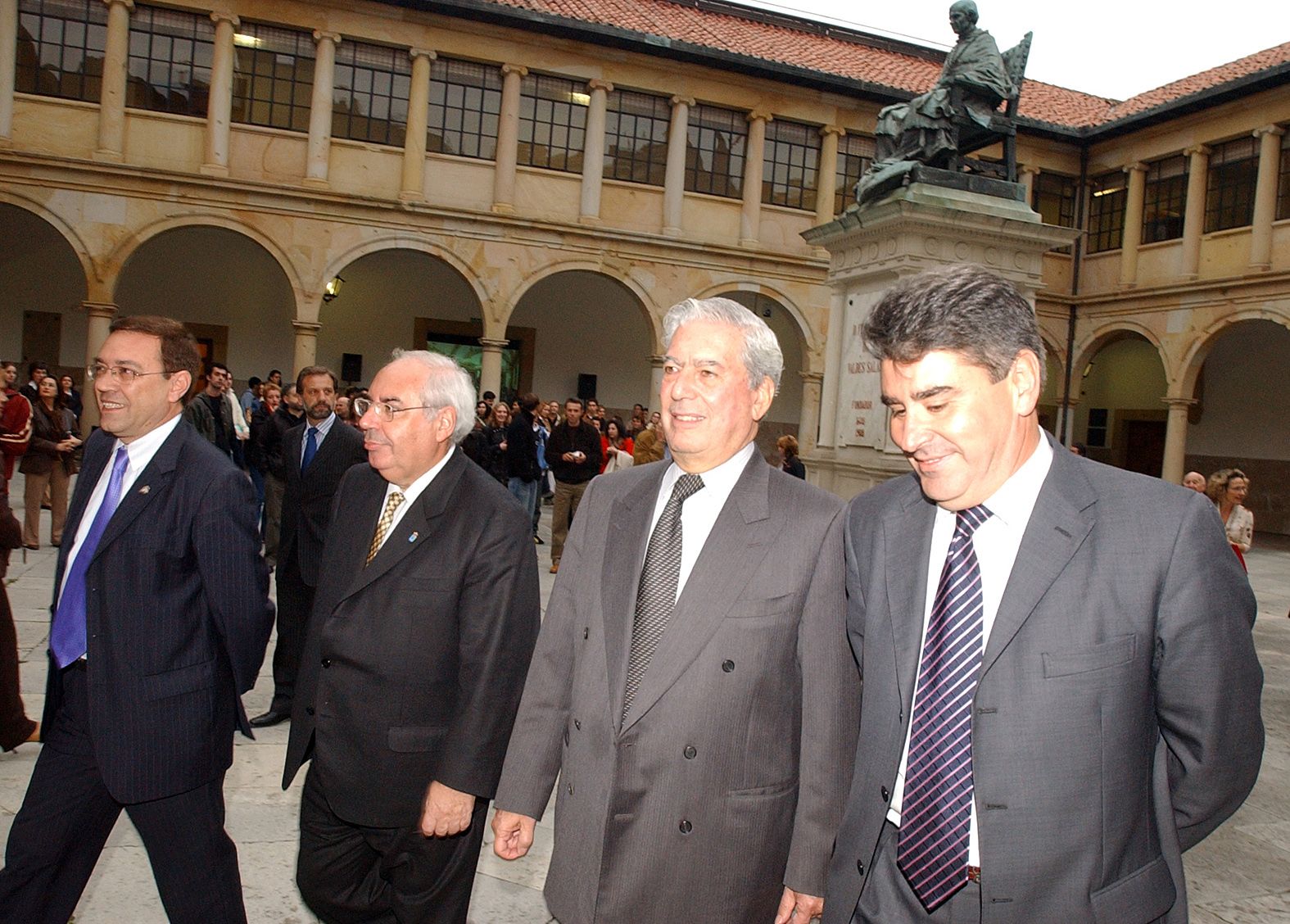 EN IMÁGENES: La relación de Mario Vargas Llosa con Asturias