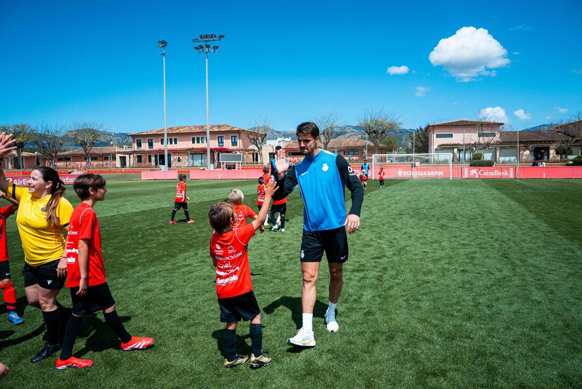 Los jugadores del RCD Mallorca protagonizan un emocionante 100 vs 11 con participantes del campus de Semana Santa