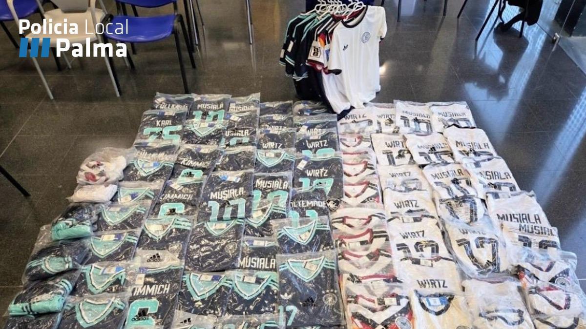 Camiseta falsificadas de la selección alemana de fútbol intervenidas en la Playa de Palma.