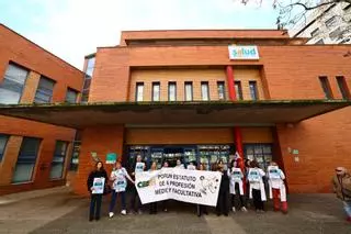Concentración a las puertas del centro de salud de La Jota en el tercer día de huelga.
