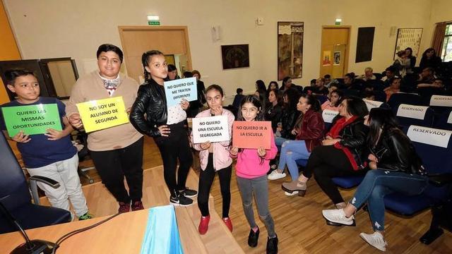 Asistentes a la jornada de estudiantes y familias gitanas celebrada ayer en el IES Bernaldo de Quirós.