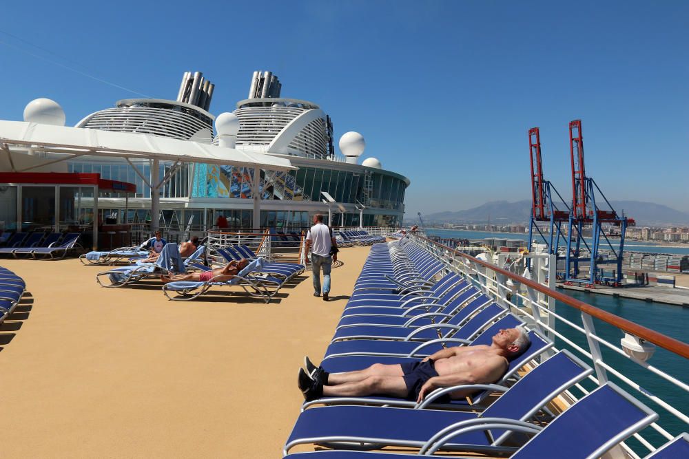 Paseamos por el interior del Harmony of the Seas, el crucero más grande del mundo que hace escala en Málaga.