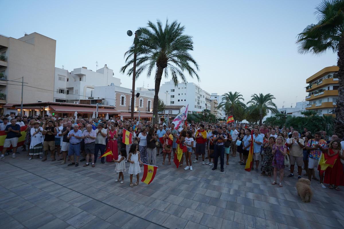 Mira las imágenes de la concentración en apoyo a Ceuta en Santa Eulària Mira las imágenes de la concentración en apoyo a Ceuta en Santa Eulària