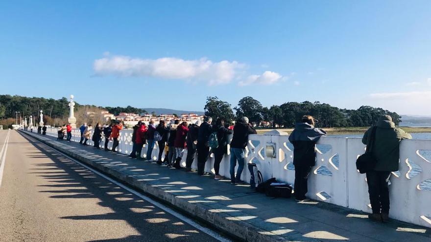 El público sigue las evoluciones del rescate desde el puente.