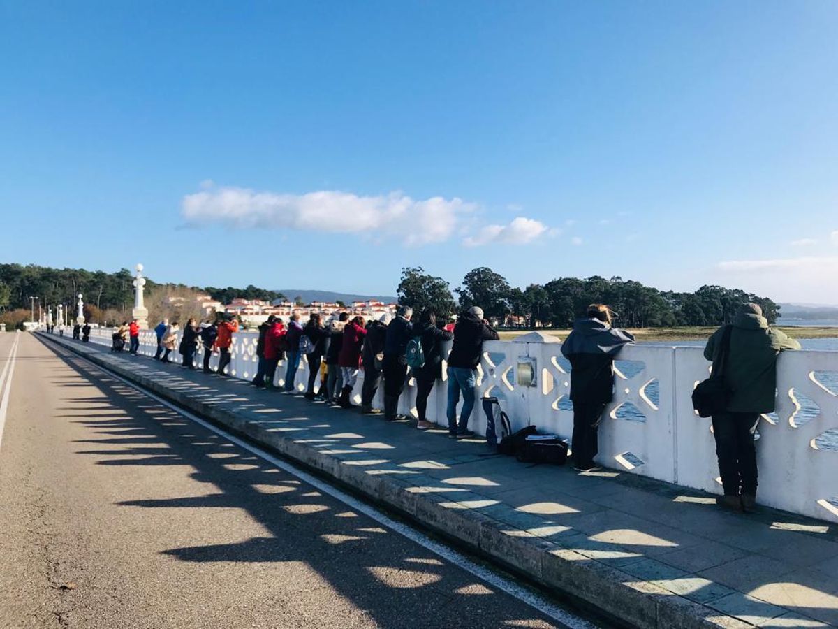El público sigue las evoluciones del rescate desde el puente.
