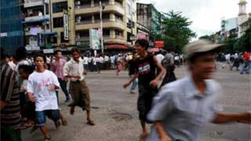 Disparos y gases lacrimógenos para dispersar una manifestación en Rangún