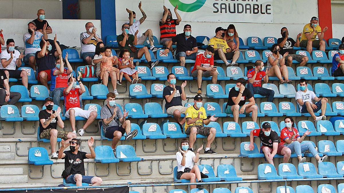 La afición en la grada durante un partido de temporada de la UD Ourense en O Couto. |  // IÑAKI OSORIO