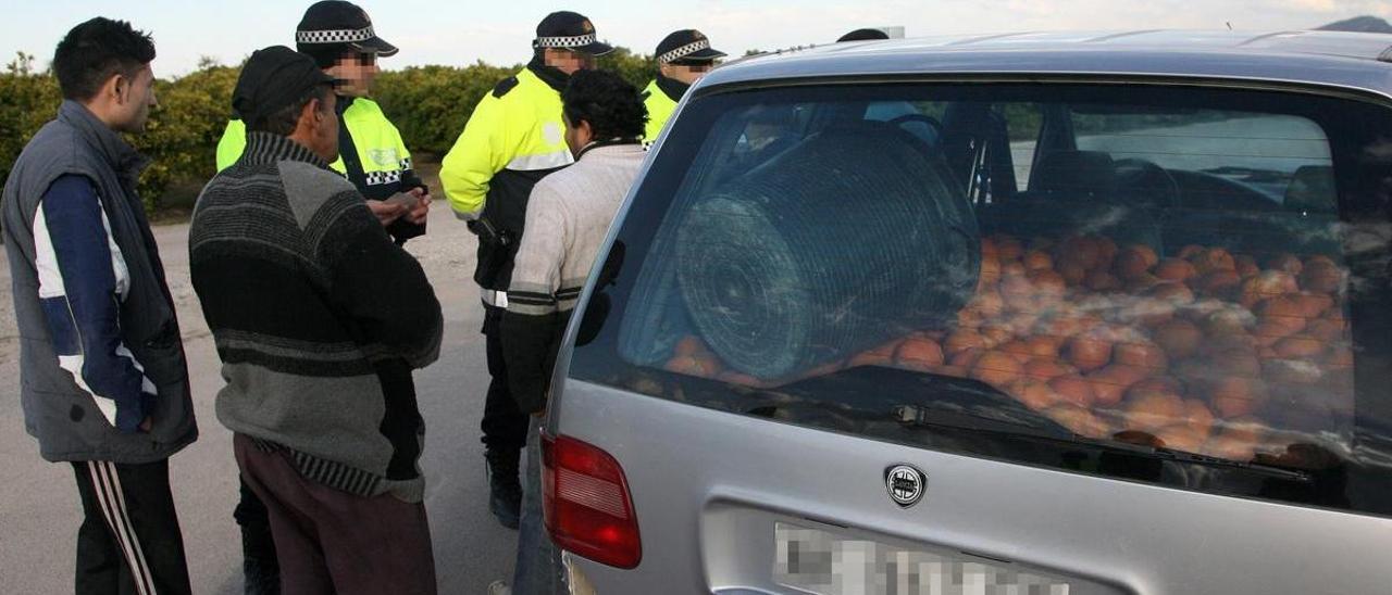 Un control de policía en el término de Alzira en una imagen de archivo.