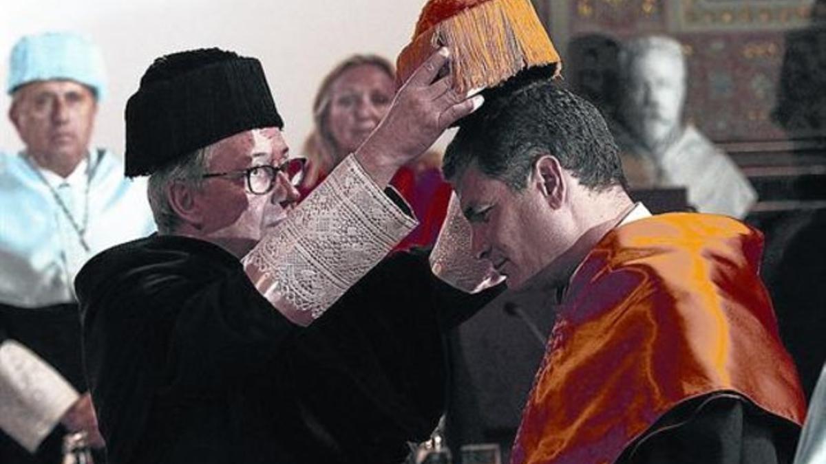 El rector de la UB coloca el birrete de doctor honoris causa al presidente Correa, ayer.