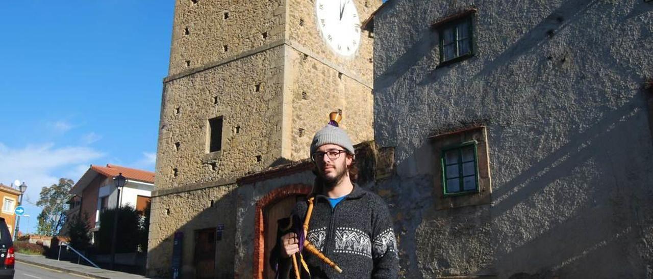 Rodrigo Fernández Joglar, delante de la Torre del Reloj de Noreña.