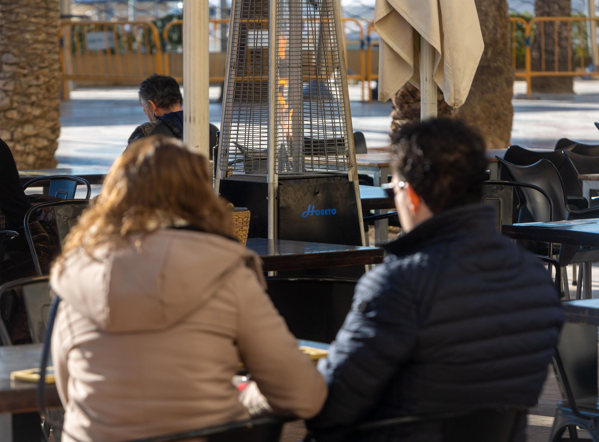 Desafiando al frío en la playa del Postiguet de Alicante