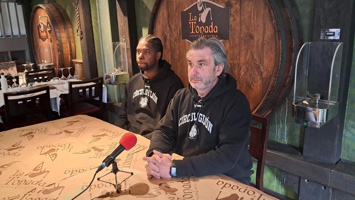 Imru Duke y Nacho Galán, durante la presentación del jugador como fichaje del Círculo.