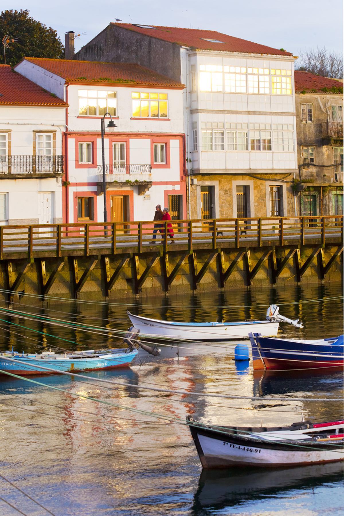 Mugardos se encuentra al anochecer, paseo marítimo, barcos de pesca