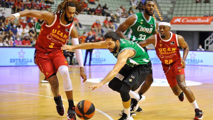 Isaiah Taylor y James Webb durante un partido