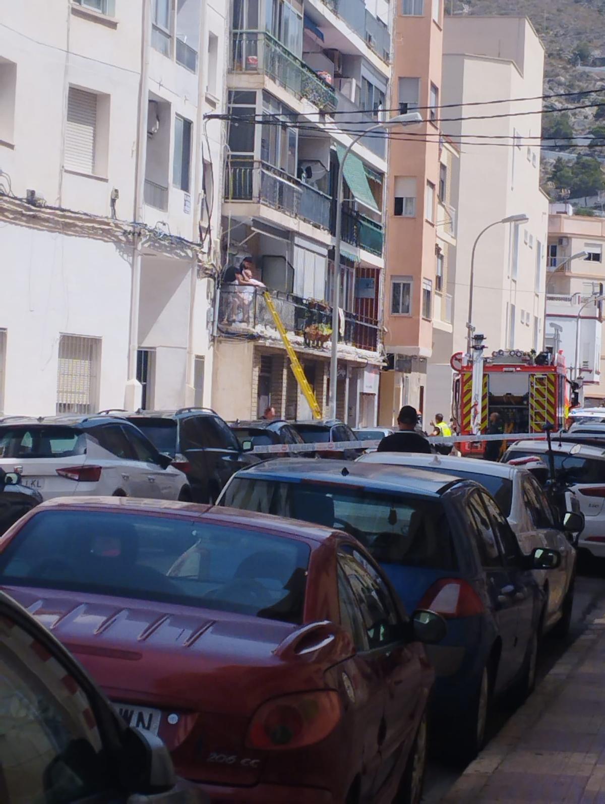 Los bomberos actúan en un incendio en Cullera.