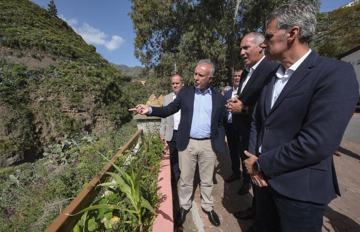 Ángel Víctor Torres visita el Cuartel de Colmenar, recientemente adquirido en Valsequillo
