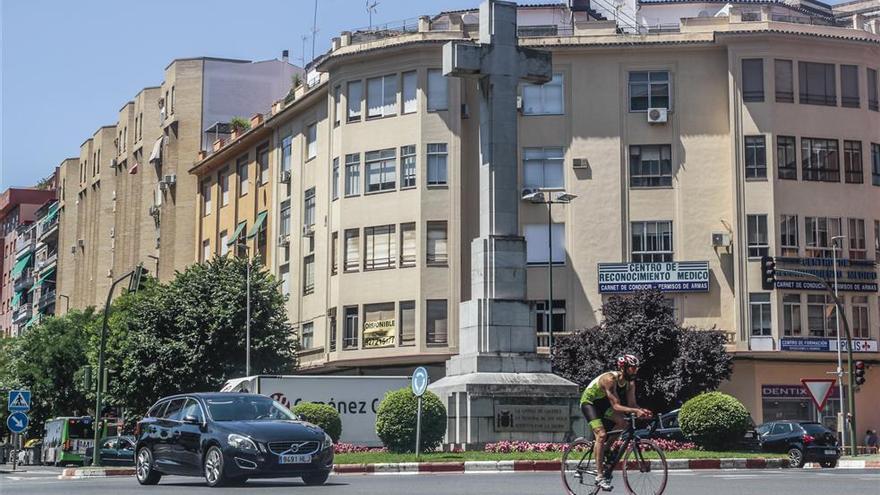 Cáceres mantiene el compromiso de trasladar la Cruz y descarta el derribo