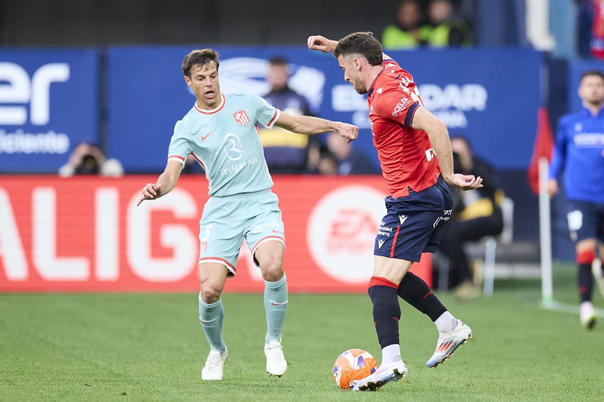 Cesar Azpilicueta of Atletico de Madrid competes for the ball with Kike Barja of CA Osasuna during the LaLiga EA Sports match between CA Osasuna and Atletico de Madrid at El Sadar on May 15, 2025, in Pamplona, Spain. AFP7 15/05/2025 ONLY FOR USE IN SPAIN. Ricardo Larreina / AFP7 / Europa Press;2025;SPAIN;SPORT;ZSPORT;SOCCER;ZSOCCER;CA Osasuna v Atletico de Madrid - LaLiga EA Sports;