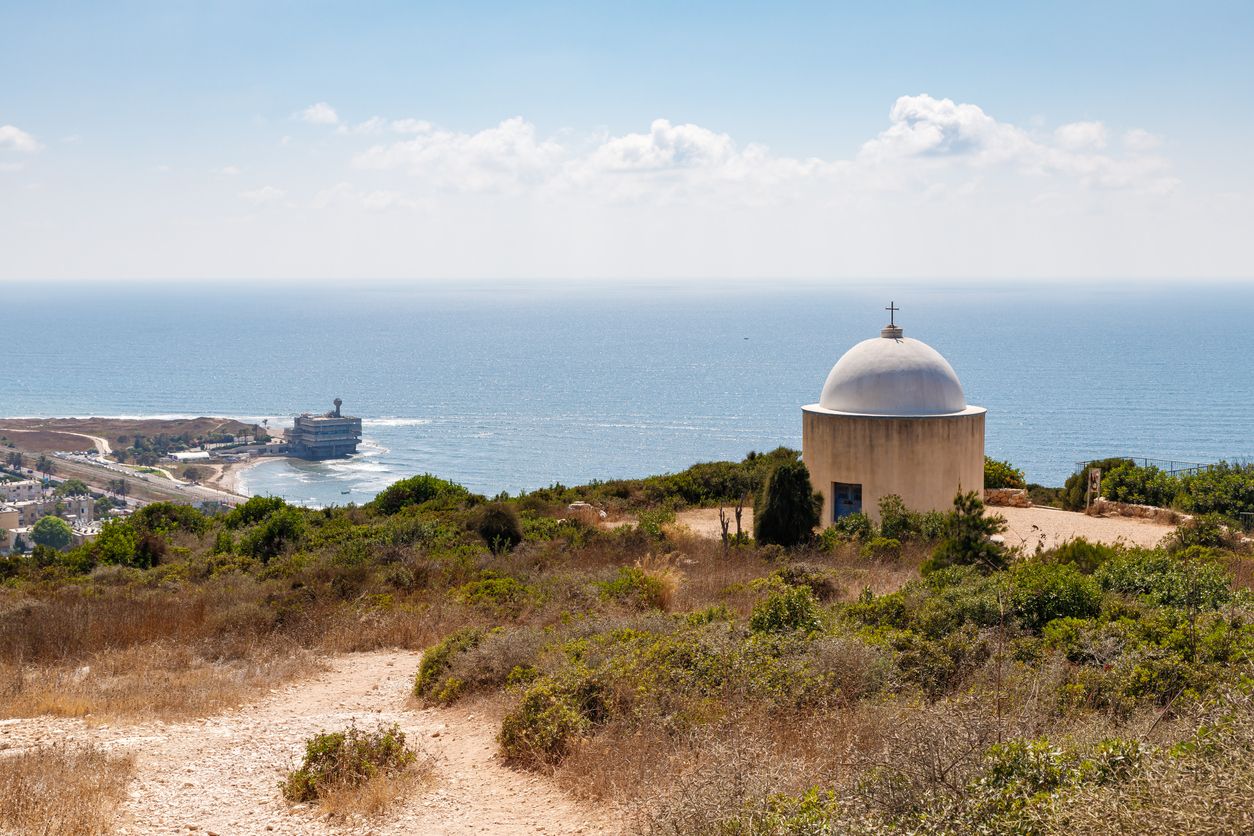 Mirando sobre la isla de Haifa se encuentra el lugar donde nacieron los Carmelitas (y el nombre de Carmen)