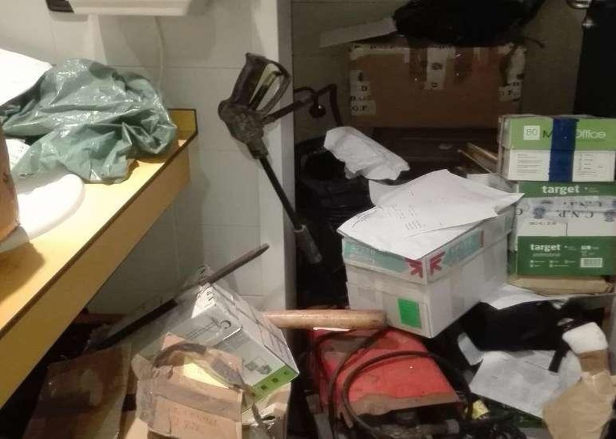 La falta de espacio obliga a apilar expedientes judiciales en pasillos e incluso en baños