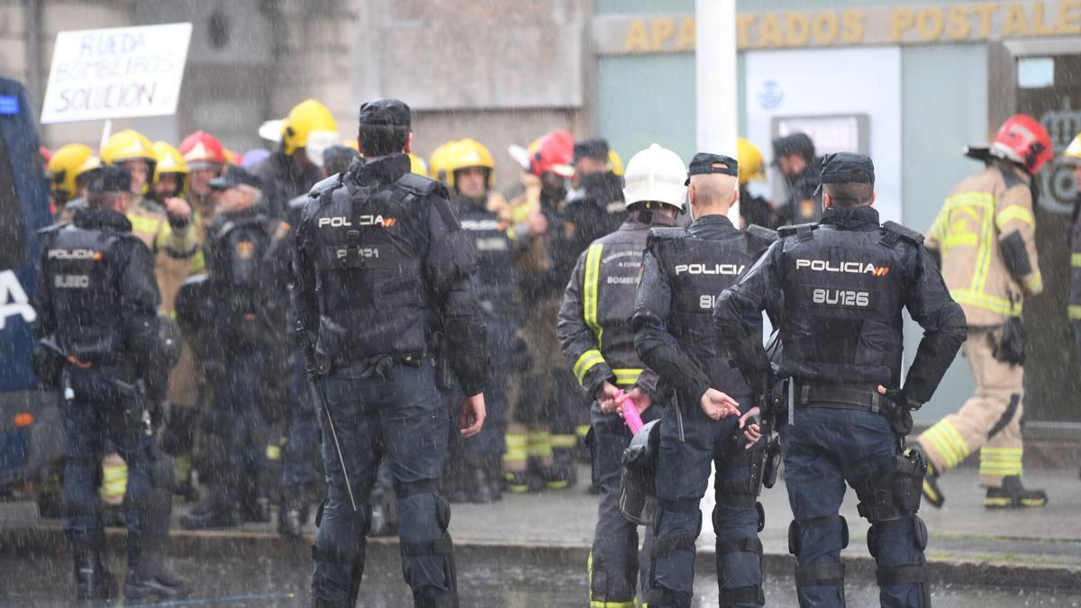 Agentes de la Policía Nacional en A Coruña, en una intervención con los Bomberos.