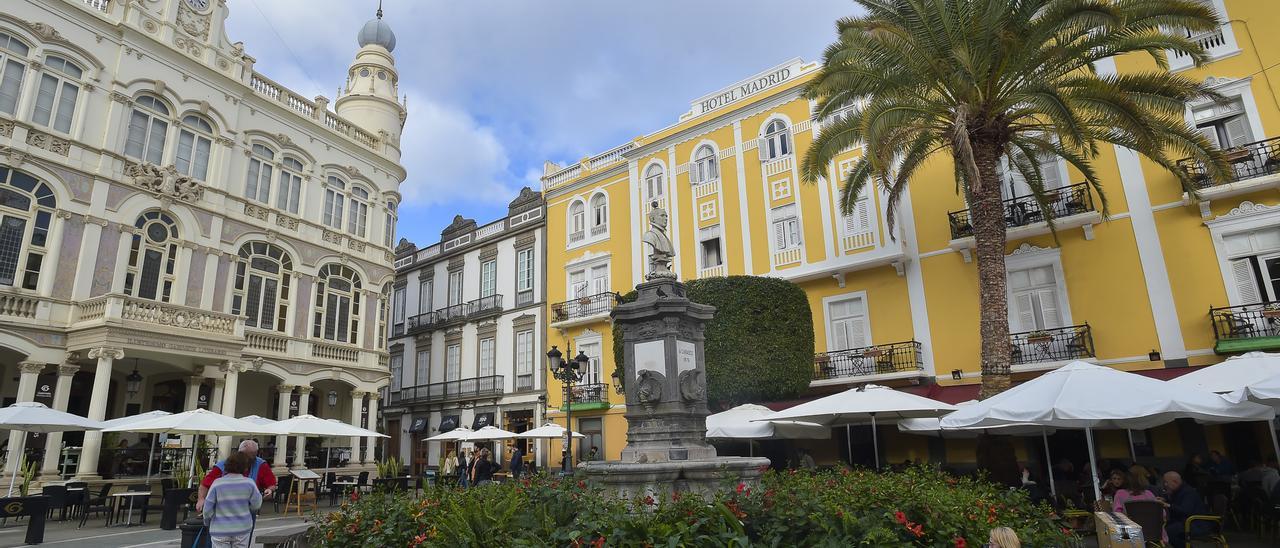 Acondicionamiento de jardines en el entorno de la Plaza de Cairasco con motivo del rodaje de &#039;The Mother&#039;