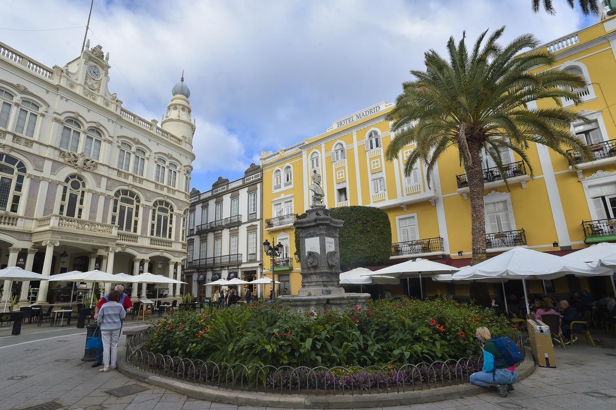 Acondicionamiento de jardines en el entorno de la Plaza de Cairasco con motivo del rodaje de 'The Mother'
