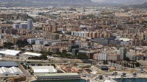 Una imagen aérea de Málaga capital. | ÁLEX ZEA