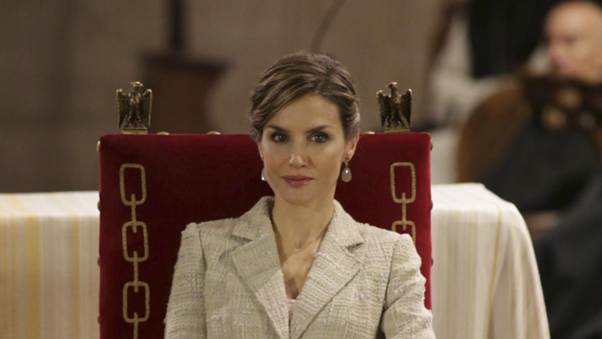 Letizia Ortiz, traje de chaqueta y falda 'midi' en Navarra