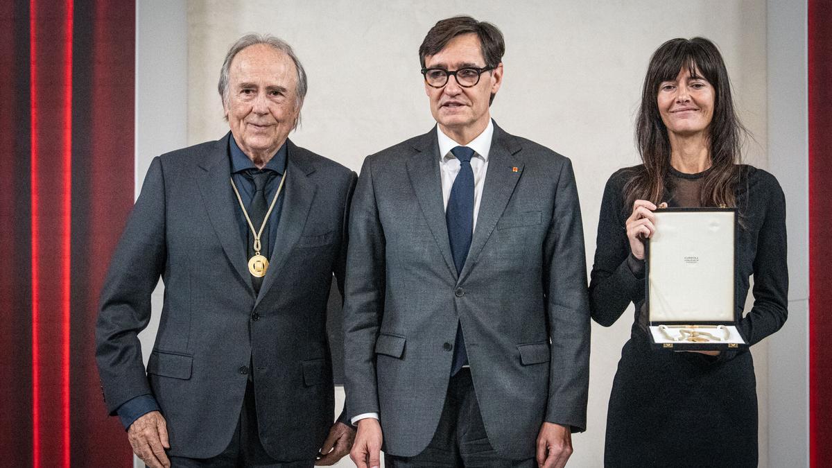 El presidente de la Generalitat, Salvador Illa, junto a Joan Manuel Serrat y la nieta de Núria Espert, Bárbara Lluch