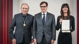 Barcelona 22/12/2025 Cultura. El president de la Generalitat, Salvador Illa, lliura la Medalla d’Or de la Generalitat de Catalunya a Joan Manuel Serrat i Núria Espert. AUTOR: MANU MITRU