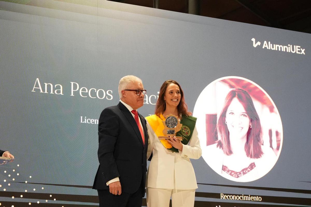 Ana Pecos recibe de manos del rector su galardón AlumniUEx.