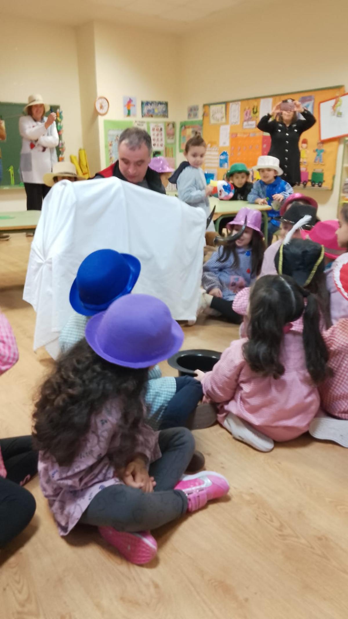 El Toro de Carnaval de Morales entra en las aulas