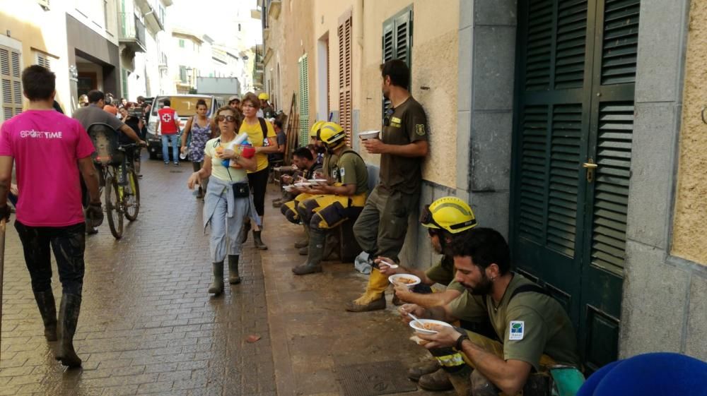 Koldo Royo cocina para los voluntarios en Sant Llorenç