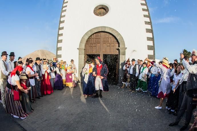 Boda con vestimenta de típicos de Gisela y Aday