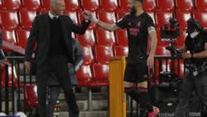 Benzema festeja su gol al Granada con Zidane.