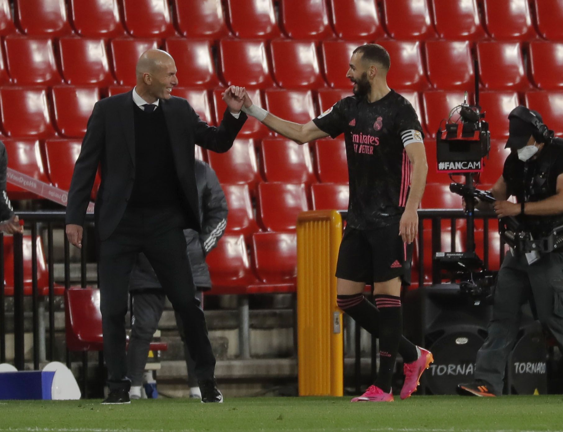 Benzema festeja su gol al Granada con Zidane.