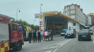 Herido grave un ciclista tras ser arrollado por un coche en el centro de Cangas