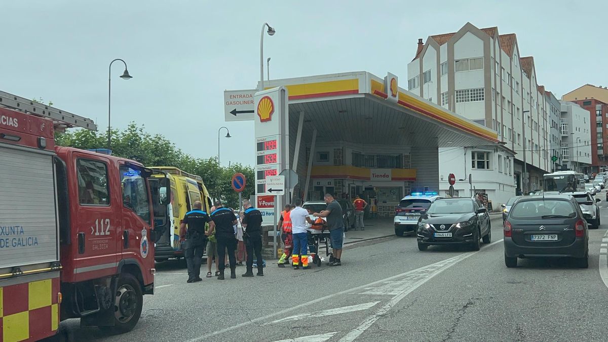 Momento en que los servicios de emergencias evacúan al ciclista herido en Cangas.