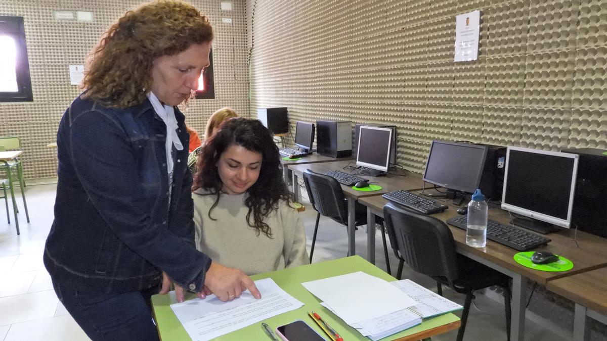 La profesora, con Iryna, una de las mujeres ucranianas que aprenden español.