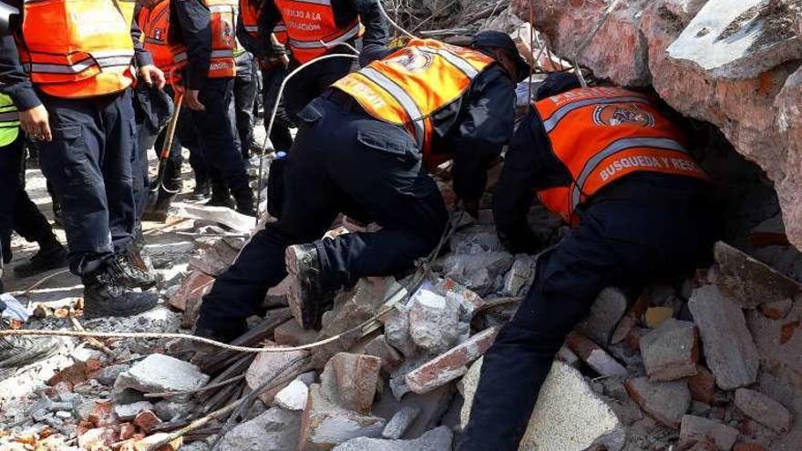 Un equipo de rescate busca entre escombros en Juchitán. // Jorge Núñez/Efe